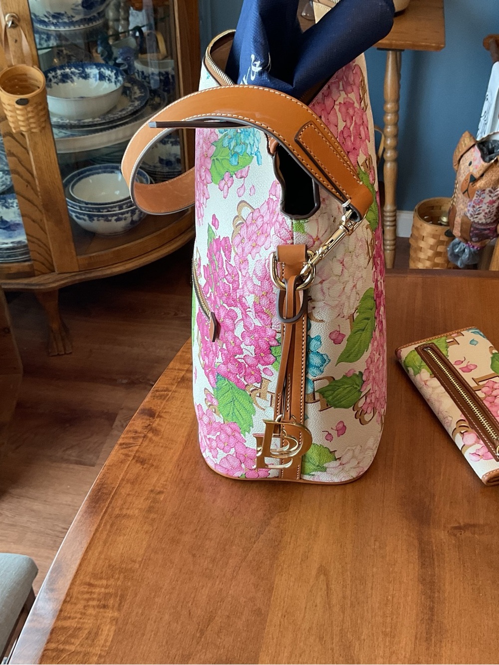 Dooney & Bourke Cream Hydrangea Large Sac - Picture 3 of 16